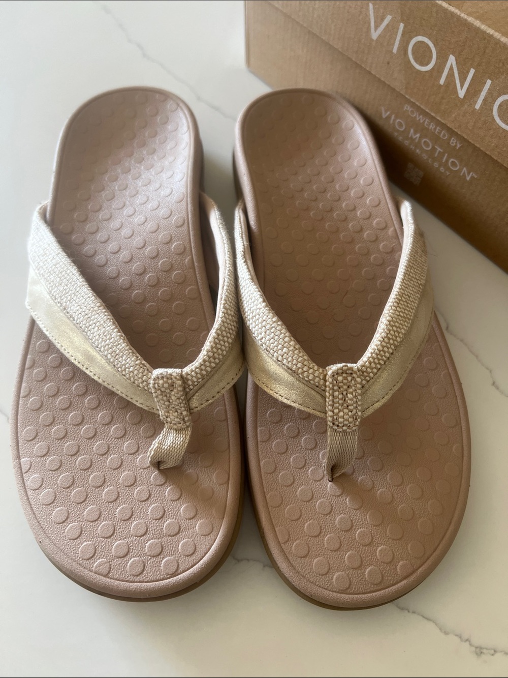 Vionic Women's gold/tan Brand new Tan Sandals 11